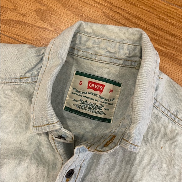 Vintage Levi’s Denim Button-down Shirt - Picture 4 of 4